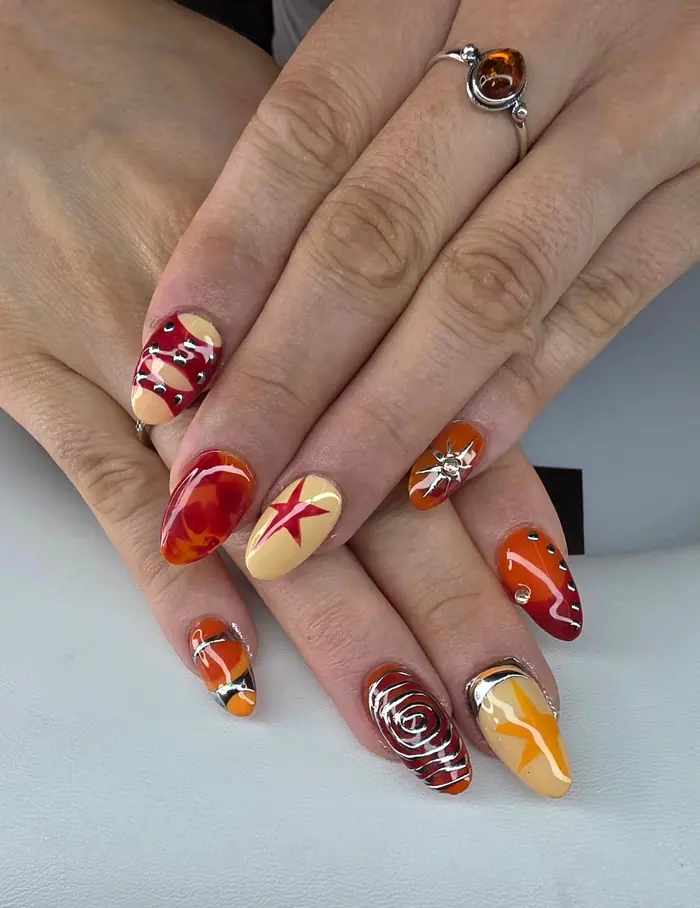 Nail art orange et rouge, ongles amande longs